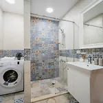 Comfy Luxury Center Apartment Warna