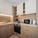 Comfy Luxury Center Apartment Warna